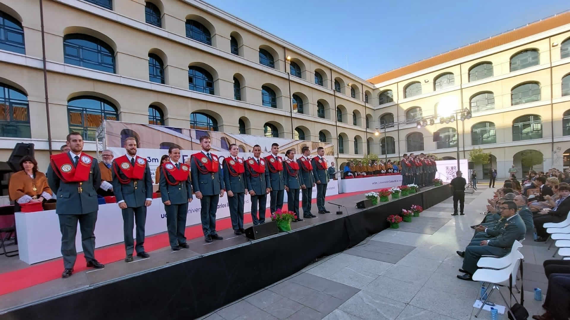 Oficiales de la Guardia Civil se gradúan en Ingeniería de la Seguridad