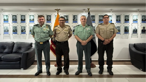 Encuentro en la Comandancia General de la Policía Nacional de Ecuador (PNE) con el Centro Universitario de la Guardia Civil (CUGC) en Ecuador