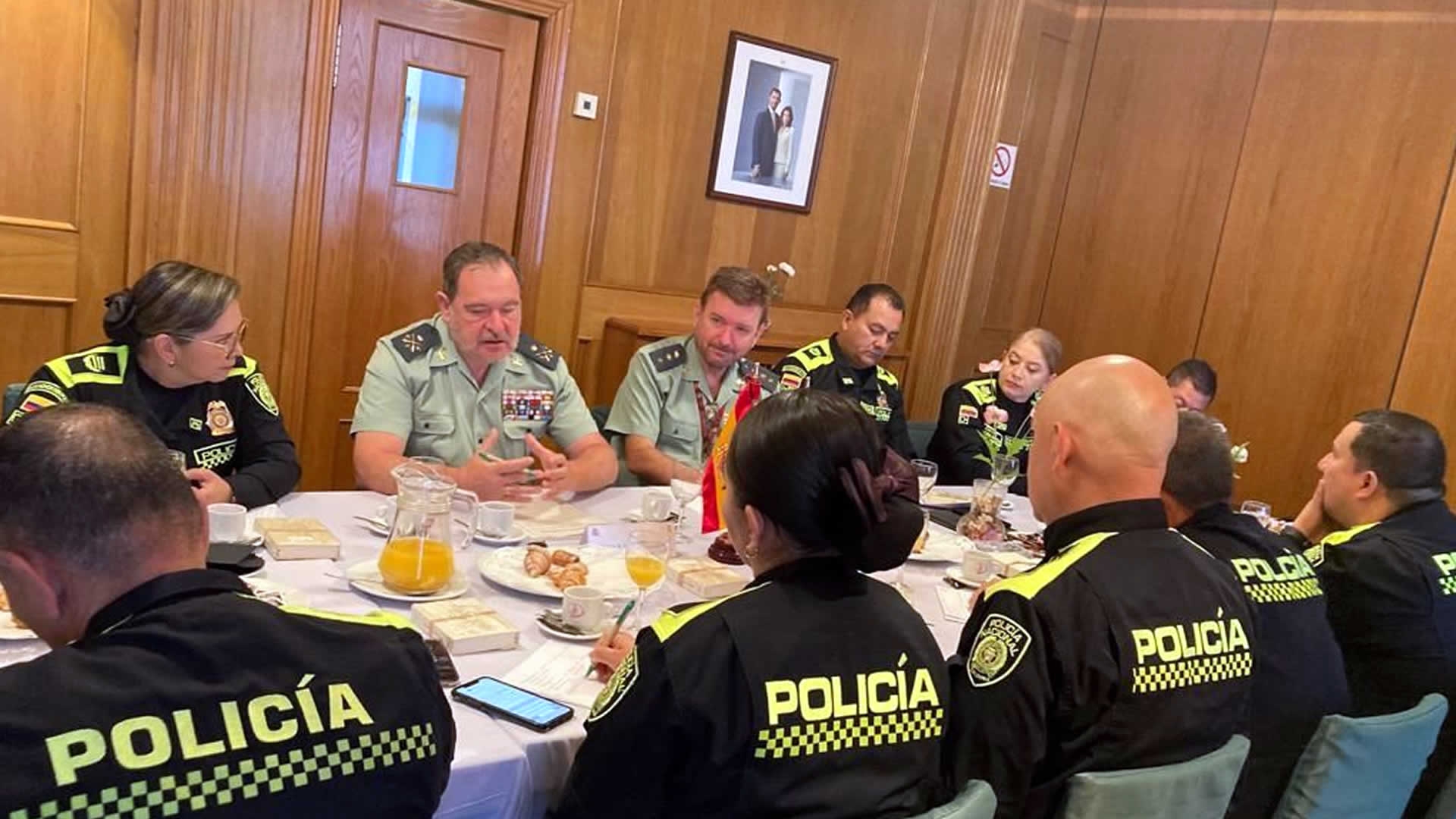 Encuentro de alto nivel del Curso de General de la Policía Nacional de Colombia con D. Pablo Salas Moreno. Teniente General de la Guardia Civil. Director Adjunto Operativo de la Guardia Civil